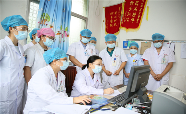 广西医科大学第一附属医院儿科重症主任韦丹教授团队到北流市人民医院开展医疗业务帮扶活动