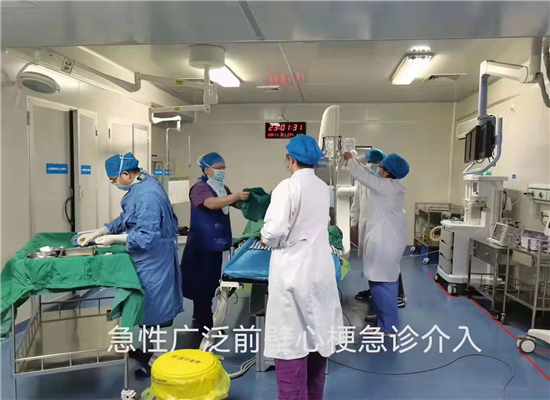 【科室救治无缝衔接 心梗患者生命接力】我院医护人员快速实施急诊冠状动脉造影及支架植入术成功救治心梗患者